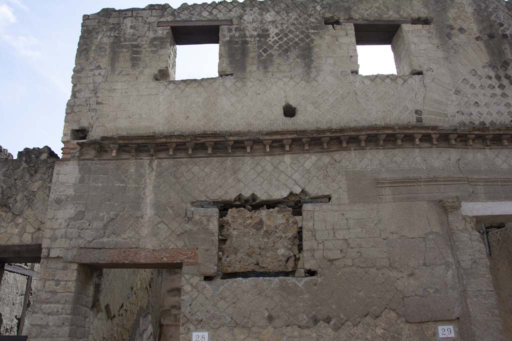 VI.28 Herculaneum. March 2019. Upper wall and window above entrance doorway.
Foto Annette Haug, ERC Grant 681269 DÉCOR.
